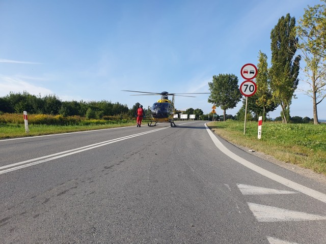 Groźny wypadek na DK5 w Strzegomiu, nieprzytomny kierowca uwięziony w aucie