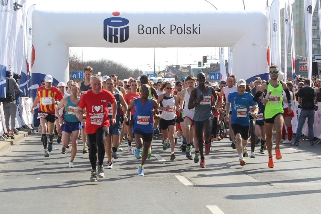 Za nami 11. PKO Półmaraton w Rzeszowie. Zobaczcie zdjęcia z biegu. 

W trakcie biegu odbyła się  akcja charytatywna. Tym razem dla Zuzi i Michała. 7-letnia dziewczynka urodziła się m.in. z przepukliną oponowo-rdzeniową i potrzebuje specjalnych ortez.  
-&nbsp;Chciałabym serdecznie podziękować PKO Bankowi Polskiemu i wszystkim biegaczom, którzy nie pozostali obojętni na apel o pomoc dla mojej córki - mówiła Jolanta Ziemka, mama Zuzi. Dziewczynka (podopieczna Fundacji Słoneczko) potrzebuje m.in. specjalnych ortez.
-&nbsp;Kosztują około 70 tysięcy złotych - mówi mieszkająca w Puławach pani Jolanta. - Jeszcze nam brakuje do pełnej sumy. Potrzebna jest także specjalistyczna rehabilitacja, na co nas nie stać. Nie poddajemy się jednak. 26 kwietnia odbędzie się w Puławach koncert charytatywny, na którym wystąpi Budka Suflera. Mam nadzieję, że ludzie znów pokażą swoje serce - mówi  mama Zuzi, która też lubi biegać. - Teraz nie mam na to za wiele czasu. Półmaraton? Nie wiem, czy przebiegłabym 5 kilometrów - uśmiecha się nasza rozmówczyni. 

PKO Bank Polski postanowił pomóc także 17-letniemu Michałowi, podopiecznemu Fundacji Pomocy Dzieciom i Osobom Chorym „Kawałek Nieba”. Rok temu u ucznia LO w Przemyślu zdiagnozowa-no nowotwór mózgu. Po kilku operacjach u chłopca powstały poważne powikłania wymagające kosztownej rehabilitacji.
-&nbsp;Syn ma bardzo duże szanse w znacznej mierze odzyskać zdrowie, ale musi być poddany długotrwałej, intensywnej rehabilitacji i korektywie oraz dalszemu specjalistycznemu leczeniu - informuje na stronie internetowej fundacji mama nastolatka. - Michał chce kontynuować naukę. Ta perspektywa dodaje mu sił do walki z chorobą. Nie osiągniemy jednak tego bez pomocy, gdyż koszty przerastają znacznie nasze możliwości.

Biegacze nie pozostali obojętni na los dzieci i przed pobrali wszystkie kartki  napisem “biegnę dla Zuzi i Michała”. 
-&nbsp;Nie wiem dokładnie ile było kartek. Osiemset, a może więcej - poinformował nas Piotr Kowal ze stowarzyszenia runrzeszów, współorganizatora biegu.

