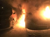 W Sławnie płonęły dwa samochody w centrum miasta [ZDJĘCIA]