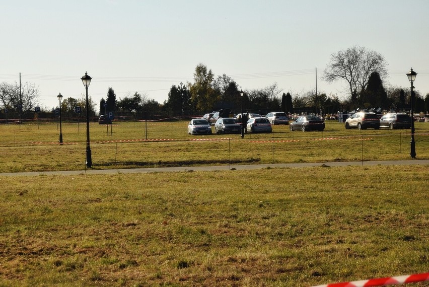 Tłumy na oleśnickich cmentarzach. Bliscy porządkują groby zmarłych, zapalają znicze (ZDJĘCIA)