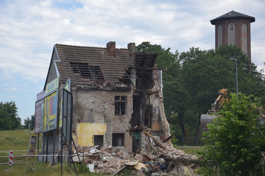 Znika jeden z ostatnich reliktów „starej” ulicy Lipowej w Szczecinku [zdjęcia]