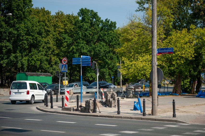 Metro Pole Mokotowskie. Powstaje naziemne dojście do przystanków tramwajowych