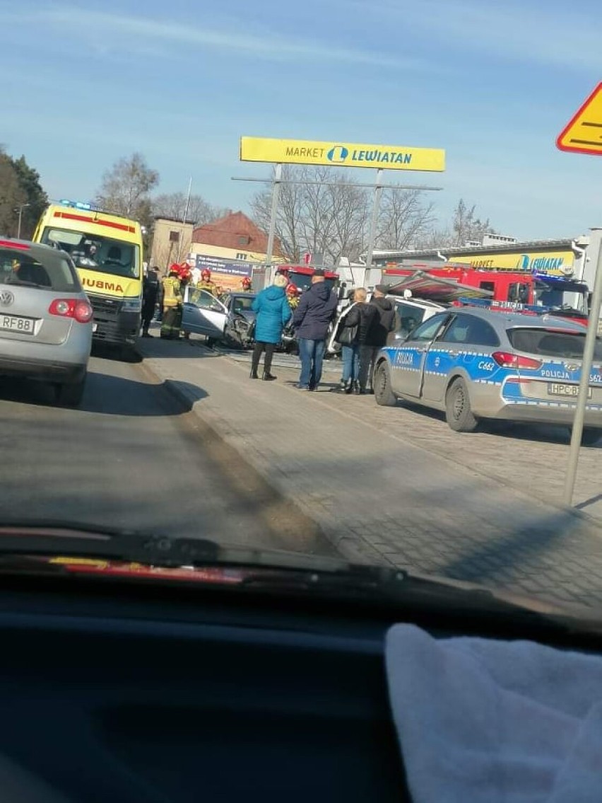 Wypadek w Lipnie na ulicy Okrzei. Kobieta uderzyła w...