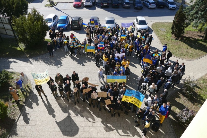 Malbork. Młodzież ZSP 4 przeciwko wojnie w Ukrainie. "Mundurówka" zorganizowała wiec pokojowy 