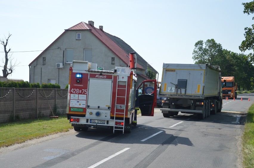 Ciężarówka uderzyła w osobówkę. Auto wjechalo w mur przewracając go na piaskownicę [ZDJĘCIA]