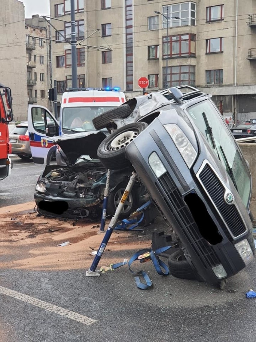 Groźny wypadek na w centrum Łodzi! Są ranni! Utrudnienia w ruchu. ZDJĘCIA