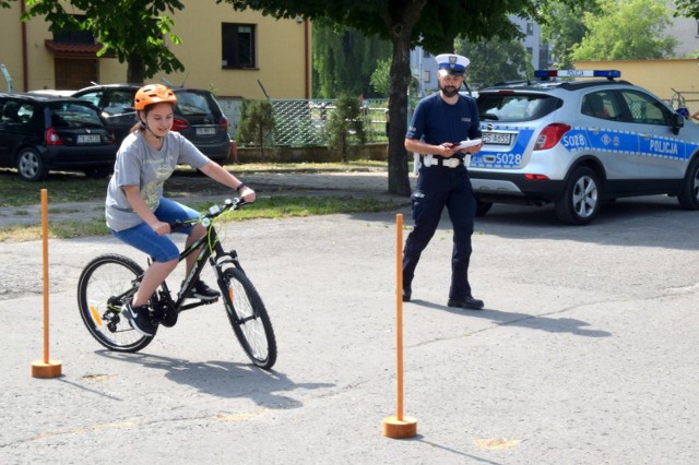 W czwartek, 24 czerwca uczniowie Szkoły Podstawowej numer 19 imienia Ireny Sendlerowej w Kielcach spotkali się z policjantami. Mundurowi w ramach działań profilaktycznych objaśniali zebranym zasady bezpiecznego zachowania oraz sprawdzali umiejętności z zakresu ruchu drogowego, bowiem część osób przystąpiła do egzaminu na kartę rowerową. 

Na kolejnych slajdach zobaczcie zdjęcia z tego ważnego dla uczniów wydarzenia>>>

