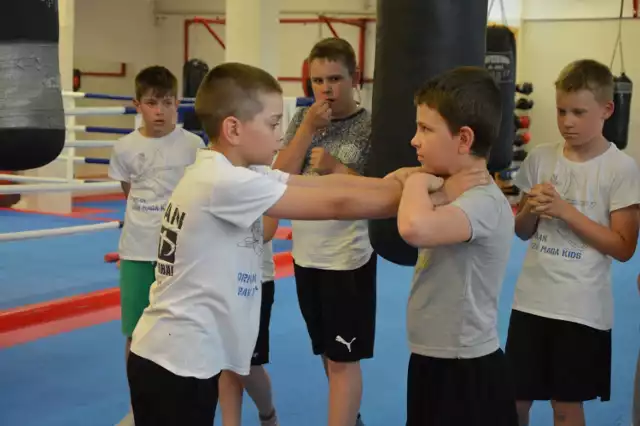 W Orkanie Lębork od ubiegłego roku szkoli się dzieci z Krav Maga pod okiem trzech instruktorów. Szkoleniem zajmują się Tomasz Tandek (stopień zaawansowania G-5) , Adam Połoński (G-5) i Kuba Tandek (G-1).