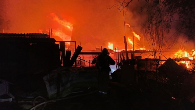 Pożar wybuchł na terenie ogródków działkowych przy ulicy Paluch w Warszawie. Płonął jeden z domków letniskowych.