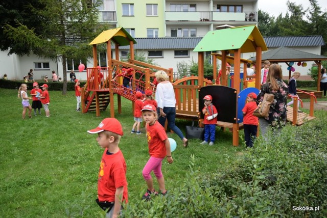 Nowy plac zabaw na skwerze przy pomniku Pisłudskiego uroczyście został oddany do użytku we wrześniu 2017 roku