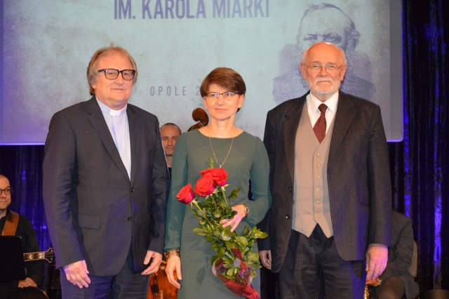 Dr Violetta Rezler &ndash; Wasielew&shy;ska, Janusz Jerzy W&oacute;jcik i ks. prof. Piotr Maniurka zostali tegorocznymi laureatami Nagrody im. Karola Miarki z wojew&oacute;dztwa opolskiego. Nagrody przyznawane przez marszałk&oacute;w wojew&oacute;dztw opolskiego i śląskiego wręczono w środę w Teatrze Kochanowskiego w Opolu. Zdjęcia z gali.