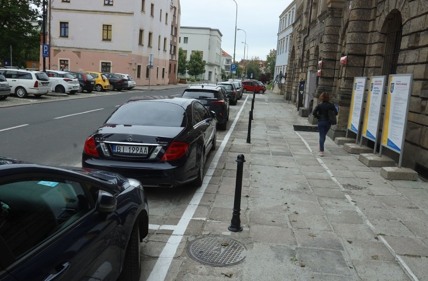 W Legnicy ubywa miejsc parkingowych w centrum miasta.