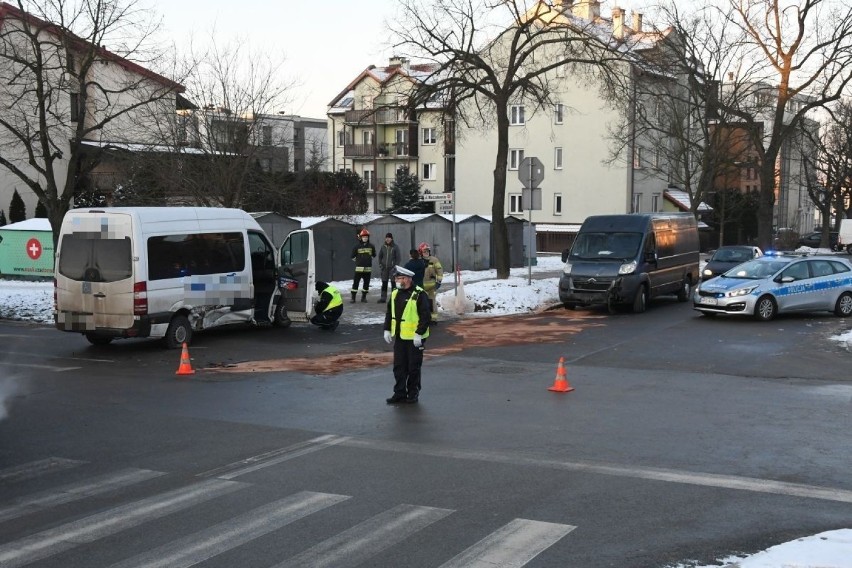 Wypadek w Kielcach. Dostawczak zderzył się z busem wiozącym niepełnosprawne dzieci [ZDJĘCIA, WIDEO] 