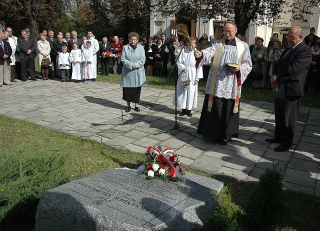 Na umieszczonej w parku przy kościele tablicy umieszczono napis: "niezłomnemu - by pamięć o nim nie zginęła"