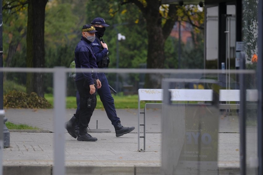 Przepisy nie nakazują noszenia maseczek, dopuszczają także...