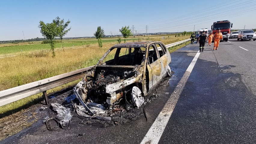 Pożar samochodu na trasie S8 w kierunku Wrocławia