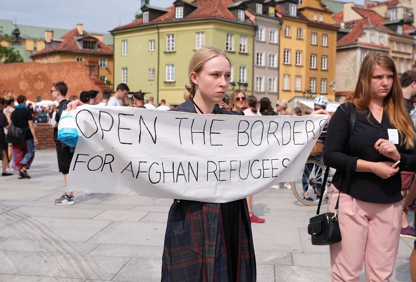 Strajk Kobiet solidarny z uchodźcami z Afganistanu. Manifestacja na Placu Zamkowym w Warszawie