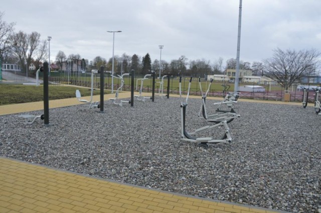 Wiele możliwości ćwiczeń oferuje nowa siłownia plenerowa w pobliżu Stadionu Miejskiego w Sztumie
