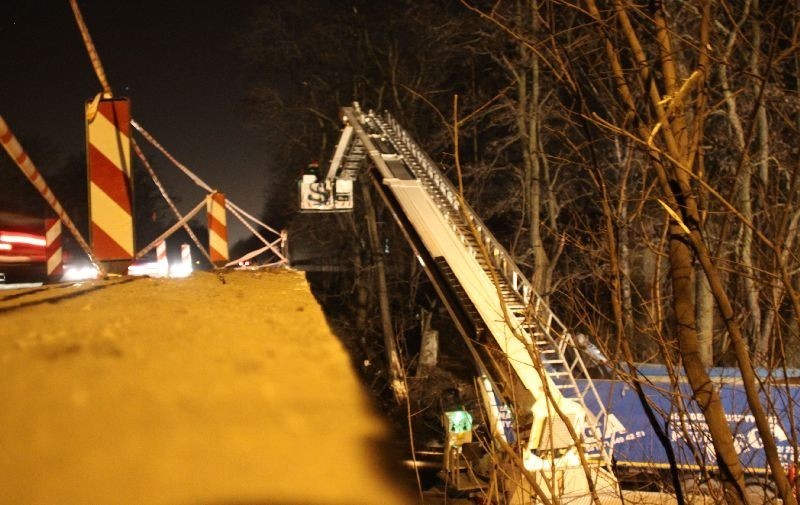 Zabrze: Tir spadł z wiaduktu na DK88 na torowisko na Tarnopolskiej. Dwie osoby ranne ZDJĘCIA + WIDEO
