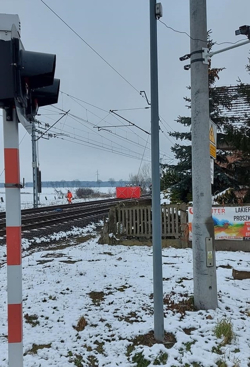 Śmiertelny wypadek na przejeździe kolejowym pod Świdnicą. 24-letni rowerzysta jechał w kapturze i słuchawkach na uszach