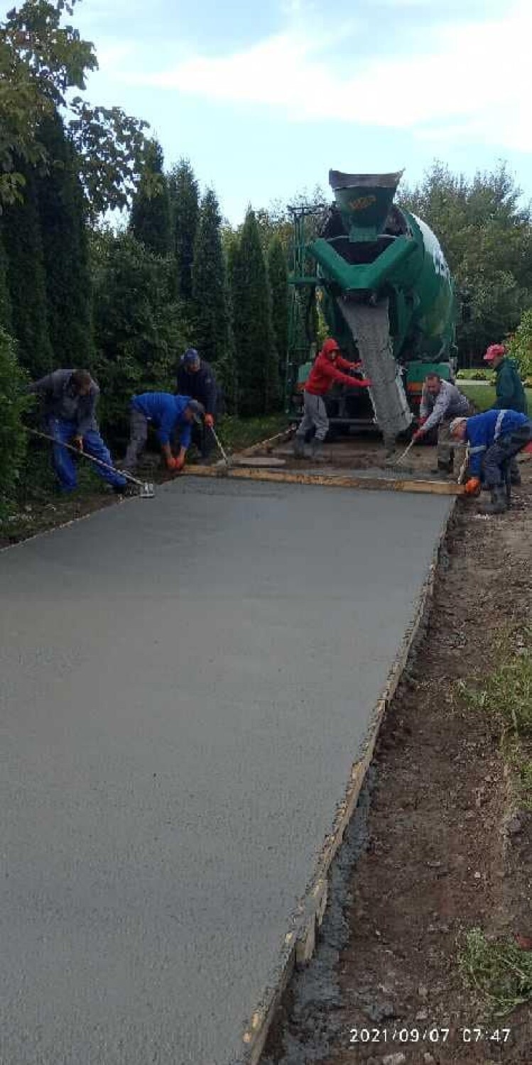 Budowa betonowej drogi w Bolestraszycach w gminie Żurawica.