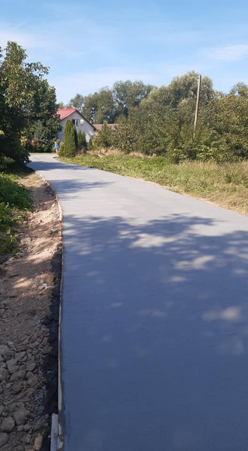 Budowa betonowej drogi w Bolestraszycach w gminie Żurawica.