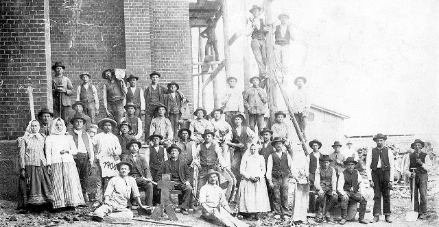 Budowniczowie nowego kościoła. na pamiątkowym zdjęciu z 1908 roku