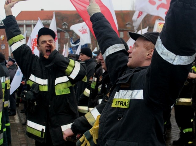 "Wszyscy bądźmy równi", "Nie ma lepszych i gorszych służb", ...