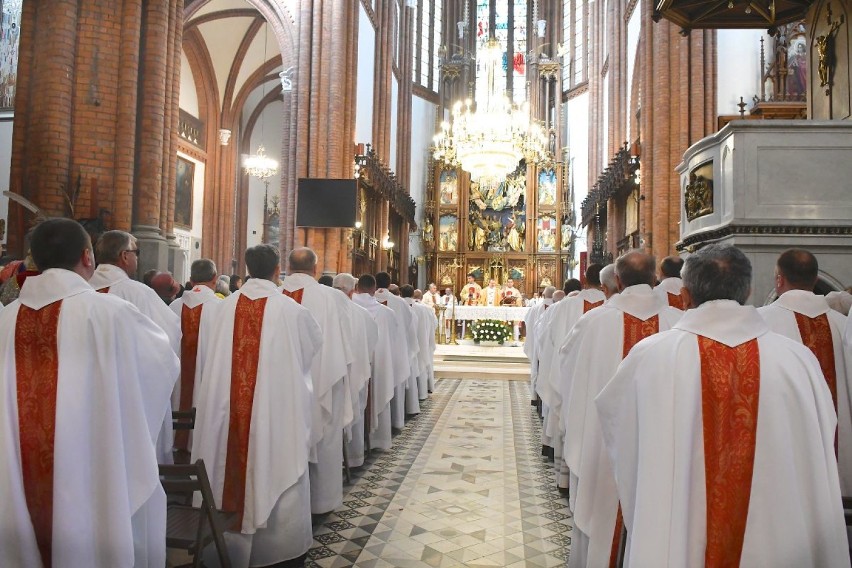 Paliusz na ramionach arcybiskupa Tadeusza Wojdy [zdjęcia]