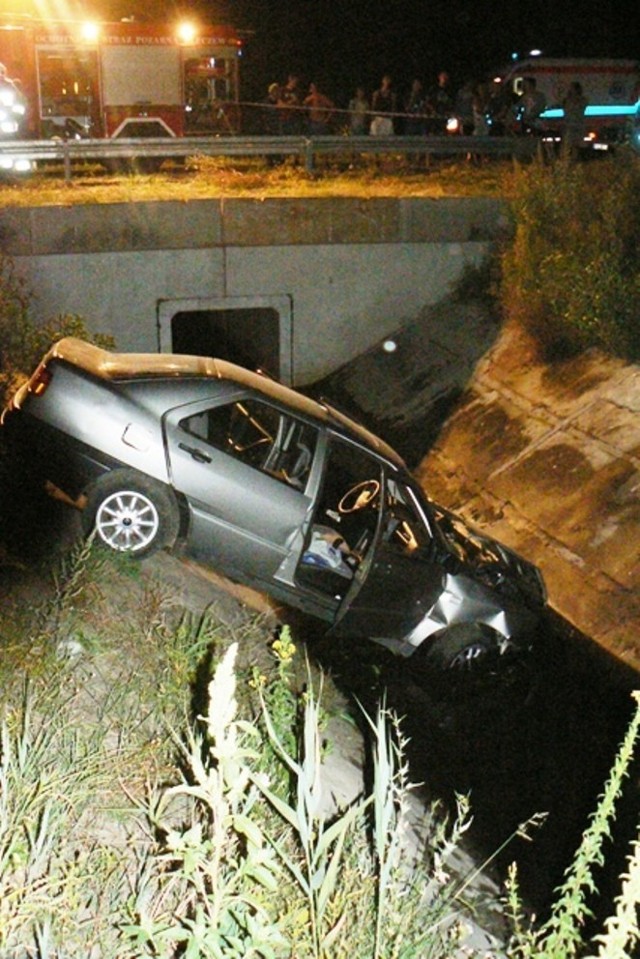 Wypadek w Kleczewie. W czwartek późnym wieczorem samochód osobowy marki seat toledo wjechał do pokopalnianego kanału odpływowego. Cztery osoby trafiły do szpitala.

Zobacz więcej: Wypadek w Kleczewie. Samochód wpadł do kanału [ZDJĘCIA]