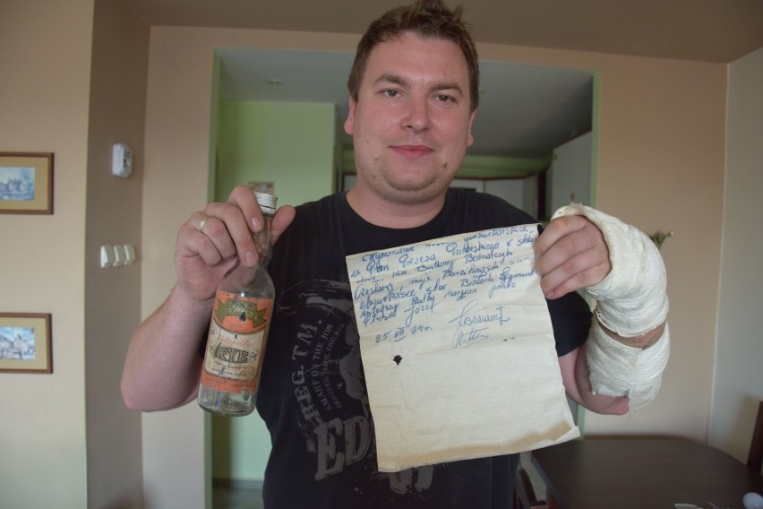 Niezwykłe odkrycie w mieszkaniu w Kielcach. Butelka z tajemniczym listem znaleziona... pod wanną