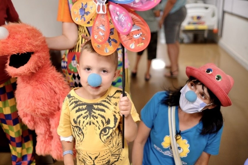 Doktor Clown wrócił do szpitala Matki Polki w Łodzi. Bo wolontariusze fundacji są zaszczepieni ZDJĘCIA