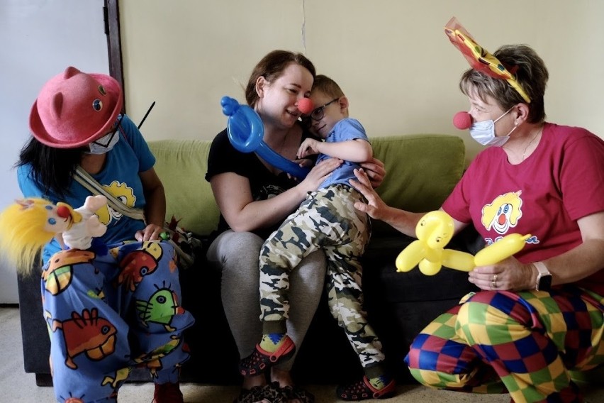 Doktor Clown wrócił do szpitala Matki Polki w Łodzi. Bo wolontariusze fundacji są zaszczepieni ZDJĘCIA