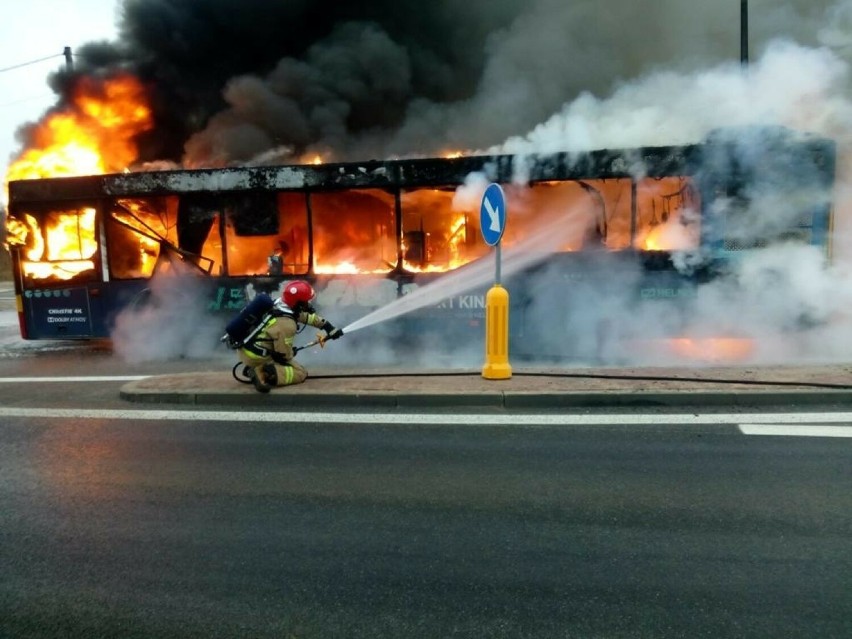 Pożar autobusu w Kielcach. Zobacz więcej na kolejnych...