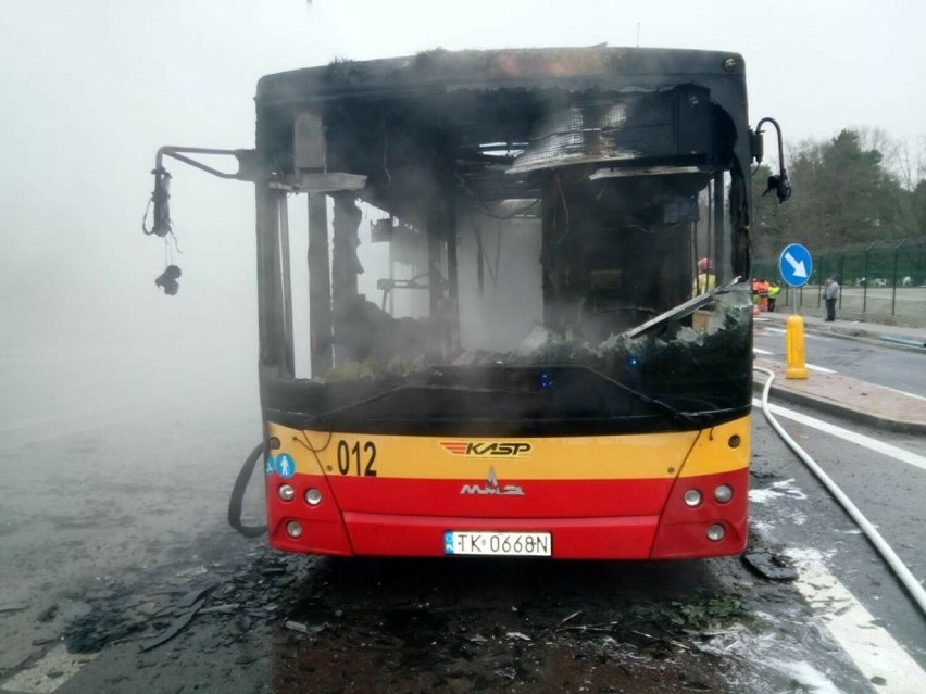 W Kielcach zapalił się miejski autobus. Akcja strażaków na Wojska Polskiego. Zobacz zdjęcia