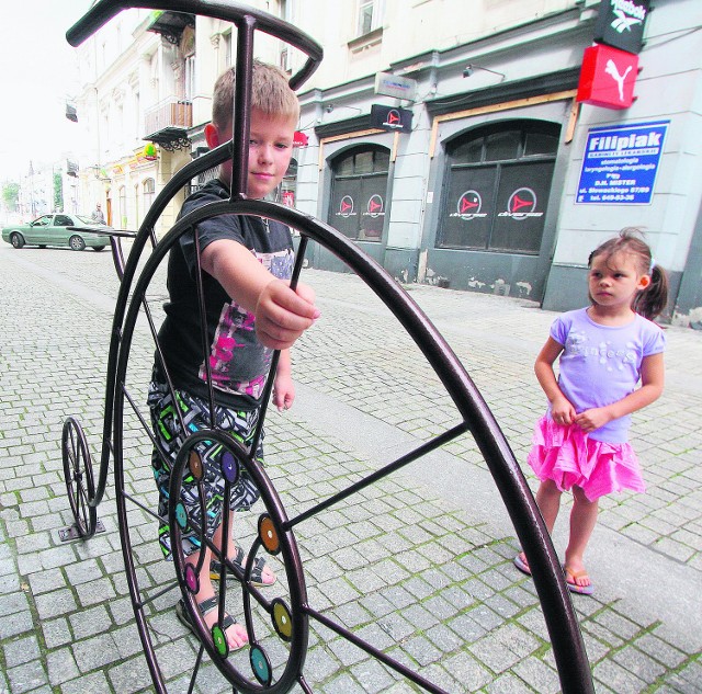 Oryginalny bicykl zdobi piotrkowską starówkę