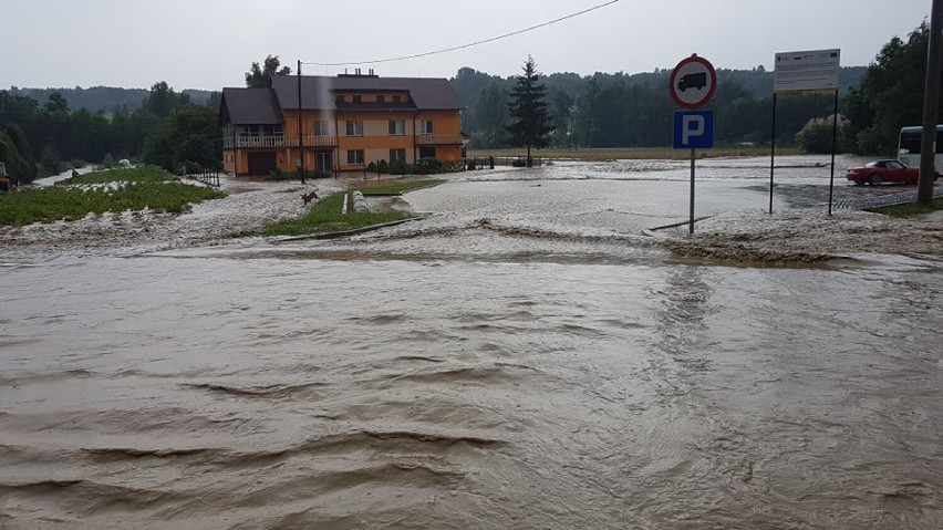 Potężna ulewa w okolicach Rzeszowa. Znów ogromne podtopienia w Chmielniku [NOWE ZDJĘCIA]