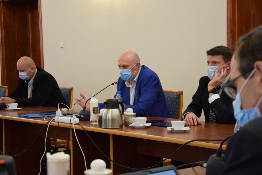 Gorący spór o maseczki na sesji Rady Miejskiej w Wieluniu ZDJĘCIA
