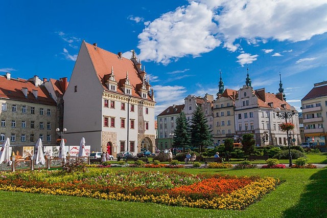 Rynek w Nysie - widok na kamienice i budynek wagi miejskiej