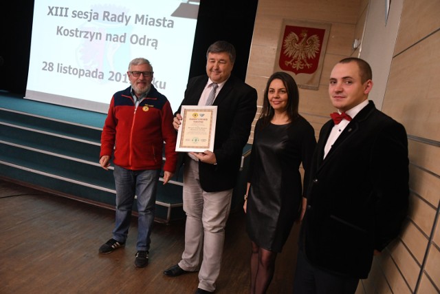 Pracownicy Muzeum Twierdzy Kostrzyn odebrali "Diament Lubuskiej Turystyki" w czasie sesji rady miasta w czwartek, 28 listopada.