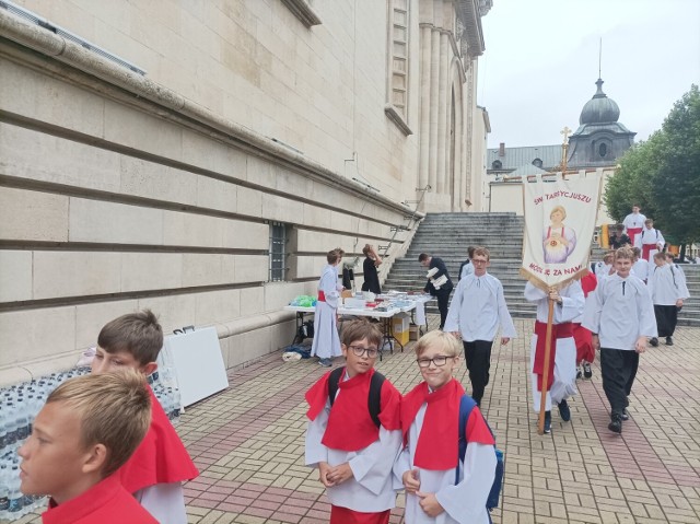Kto przechodził 28 sierpnia przy archikatedrze w Katowicach mógł zobaczyć wiele chłopców i młodzieńców w strojach ministranckich
