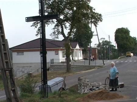 Krzyż wzbudzał zainteresowanie wśród najstarszych mieszkańców wsi. Regina Grzyskiewicz przygląda się u uważnie.