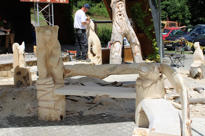 Unikatowa ławka z rzeźbami niedźwiedzi została skradziona z amfiteatru w Iwoniczu-Zdroju. Jest apel władz gminy