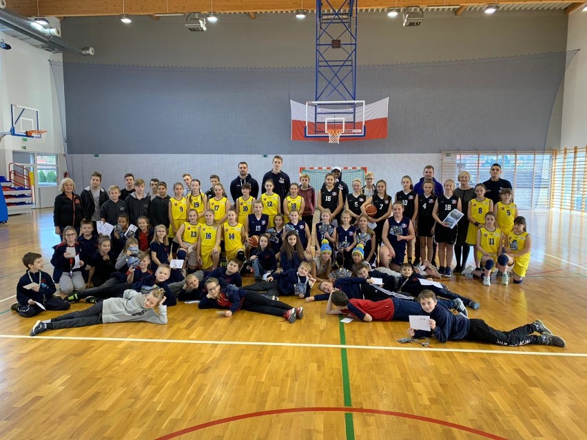 Koszykarze BM SLAM Stal odwiedzają ostrowskie szkoły i przedszkola