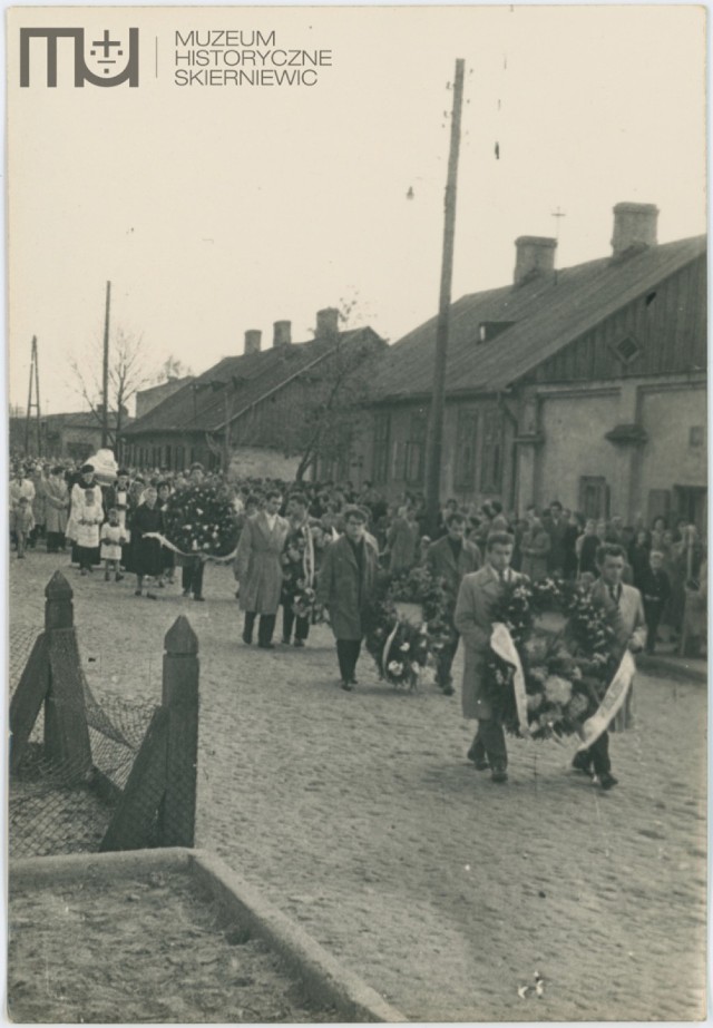 Zdjęcia z pogrzebu przedstawiają nie tylko centrum Skierniewic w 1959 roku, ale i wielu mieszkańców miasta, którzy szli w kondukcie pogrzebowym