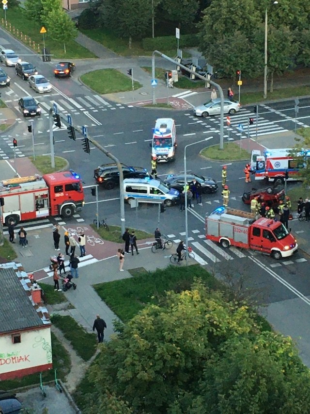 Do wypadku doszło w poniedziałek kilka minut po godzinie 18. W wyniku zderzenia dwie osoby zostały ranne i odwiezione do szpitala.