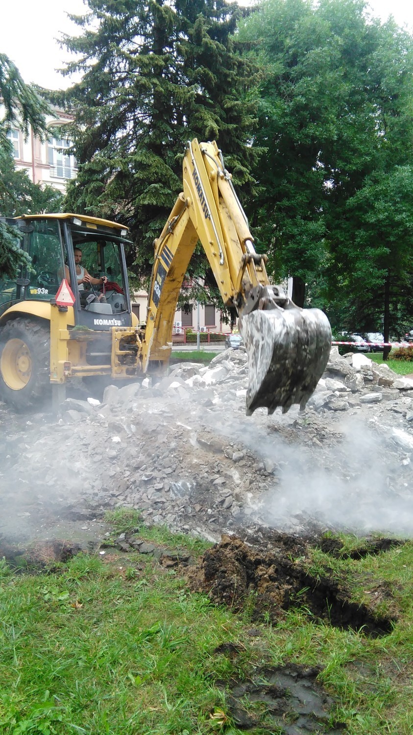 Będzin: Starostwo wyburzyło komunistyczny pomnik przy placu Lustigera [ZDJĘCIA]