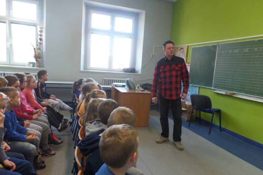 Podróżnik Krzysztof Petek odwiedził dzieci ze Szkoły Podstawowej w Kwileniu
