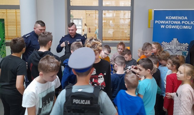 W Szkole Podstawowej nr 8 w Oświęcimiu zorganizowano spotkanie z byłym Rzecznikiem Praw Dziecka i policjantami. Celem było poszerzenie wiedzy z zakresu bezpieczeństwa i nie tylko.
