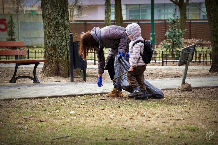 Ekologiczna akcja uchodźców. Posprzątali park Traugutta